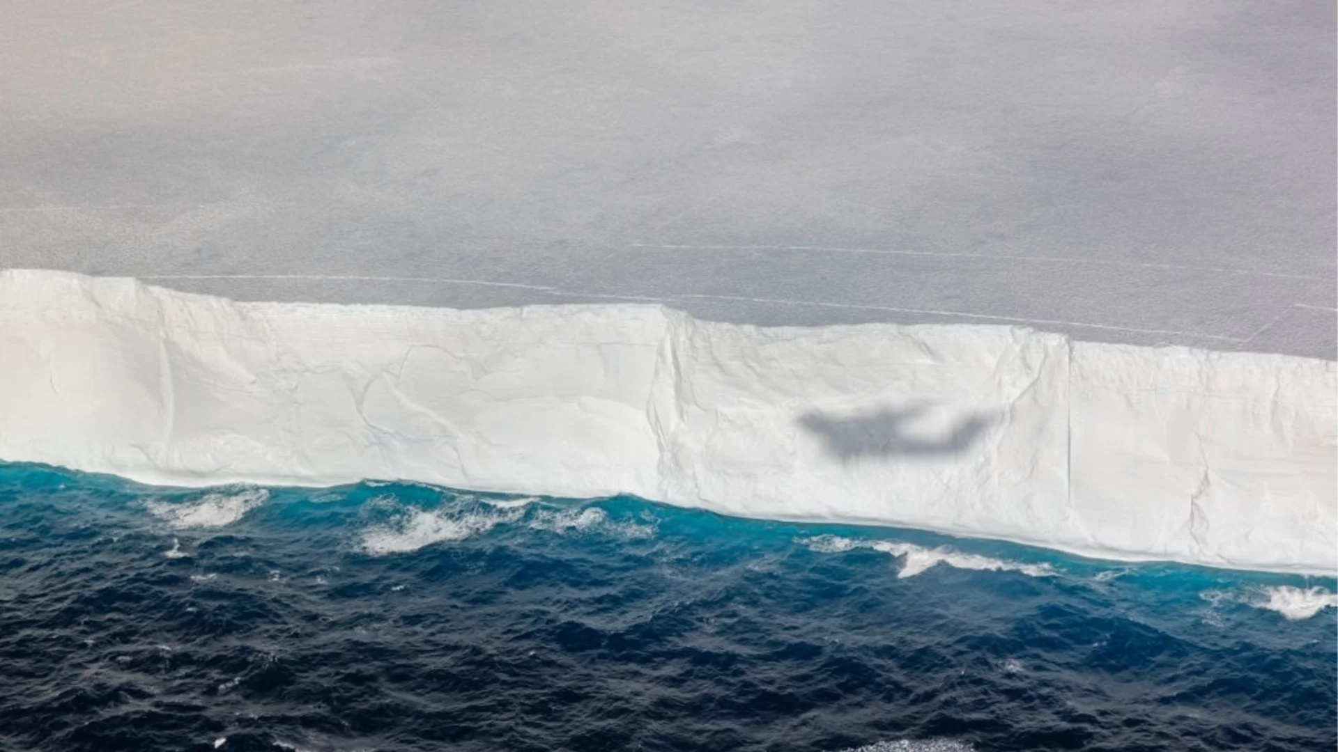 Тревожно: Най-големият доскоро айсберг в света е пред пълен разпад и това се вижда от Космоса
