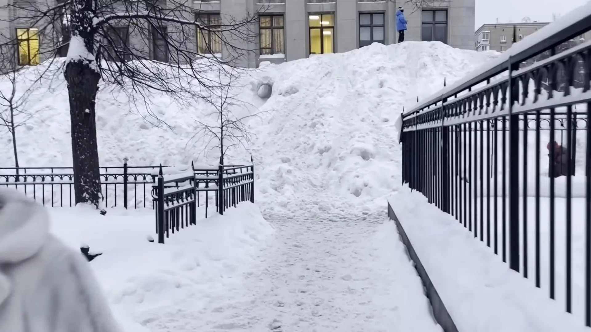 Най-тежкият снеговалеж от 150 години в Русия: Затрупани коли и скокове от прозорците (ВИДЕО)