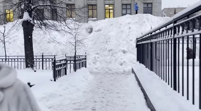 Най-тежкият снеговалеж от 150 години в Русия: Затрупани коли и скокове от прозорците (ВИДЕО)