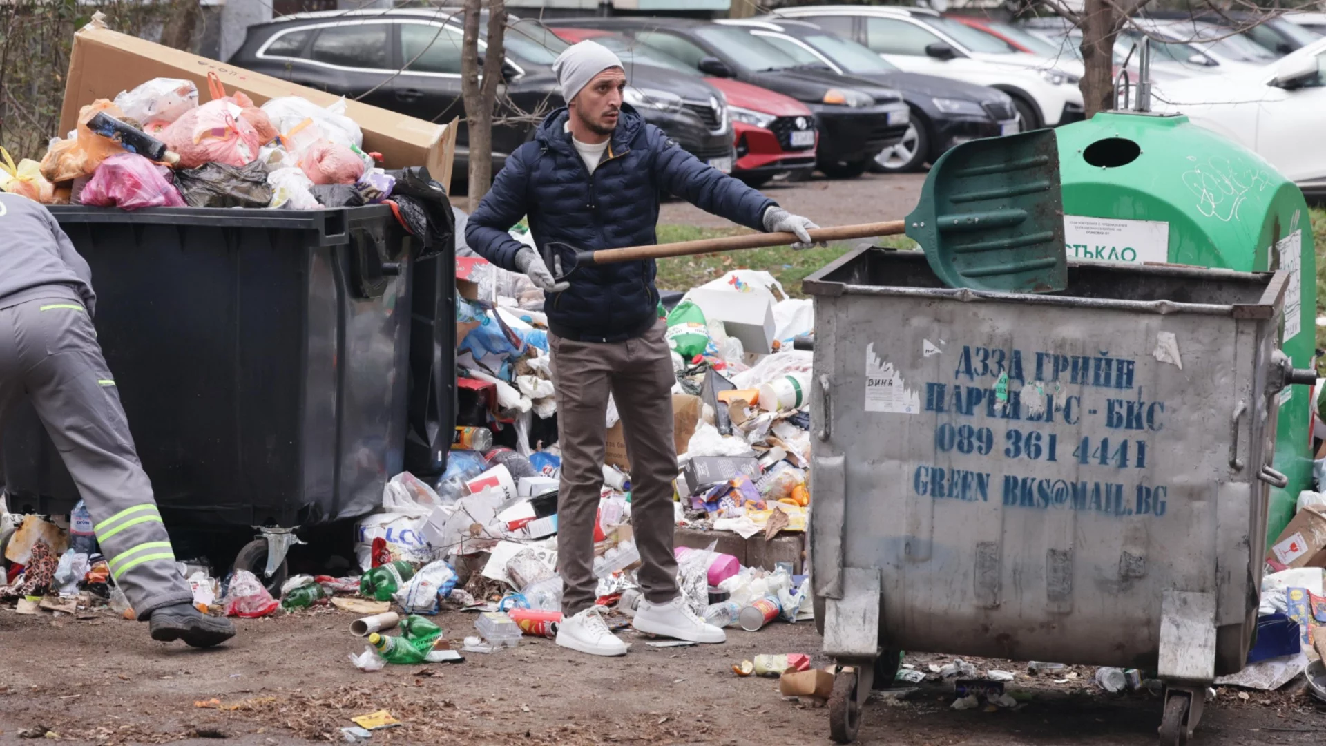 Всеки се спасява сам: В софийски квартал започнаха да плащат за събиране на боклука
