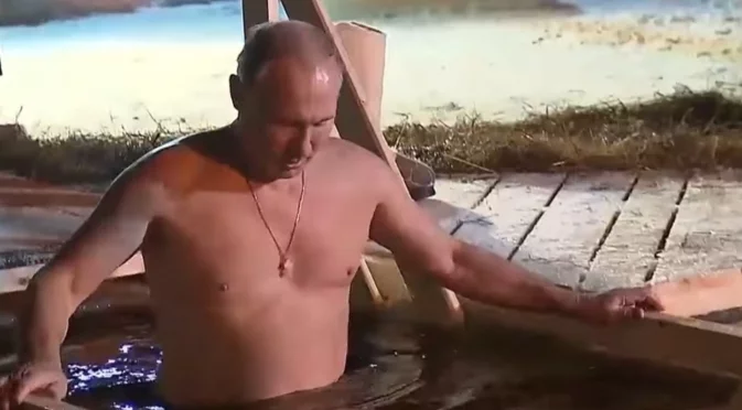 Путин и Лукашенко отбелязаха Богоявление с традиционното къпане в леда (ВИДЕА)