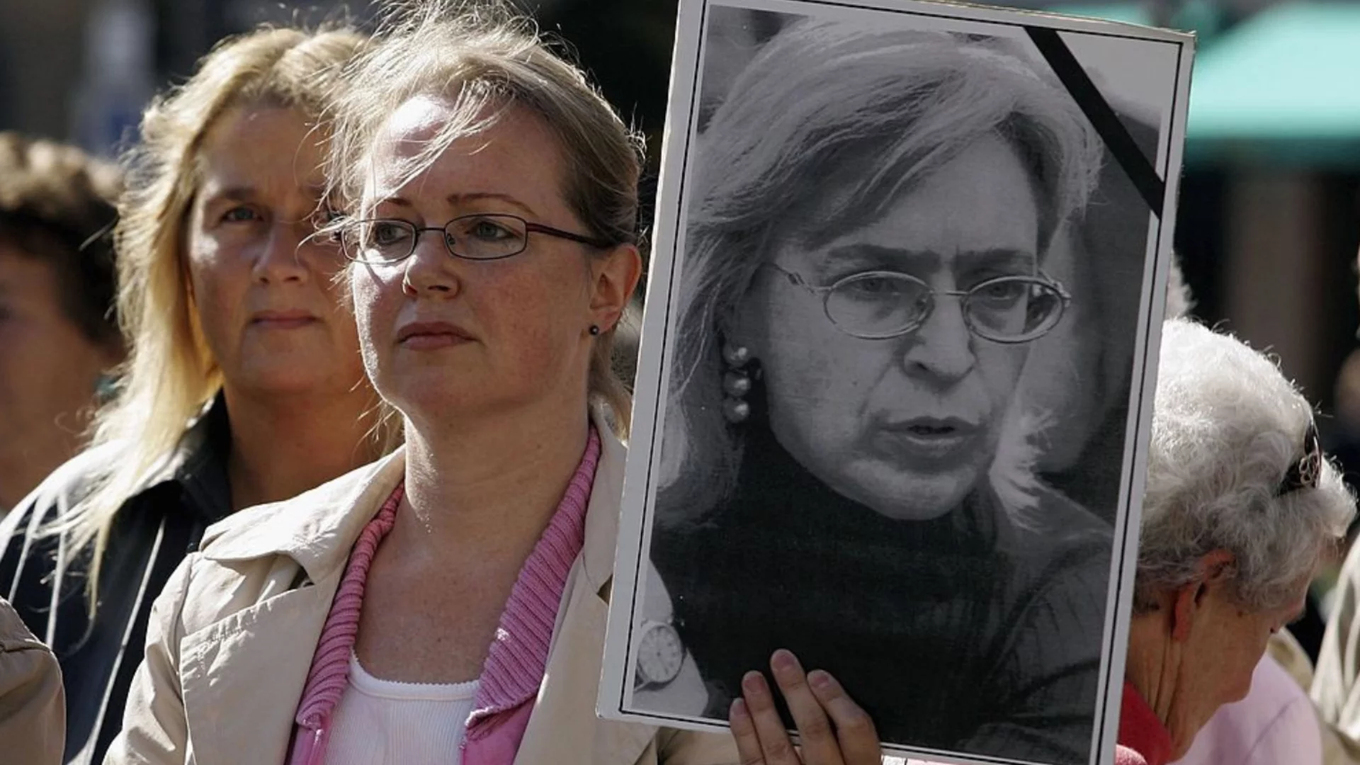 Поругаха паметта на Анна Политковская - намериха се хора в Русия, които да реагират (СНИМКА)