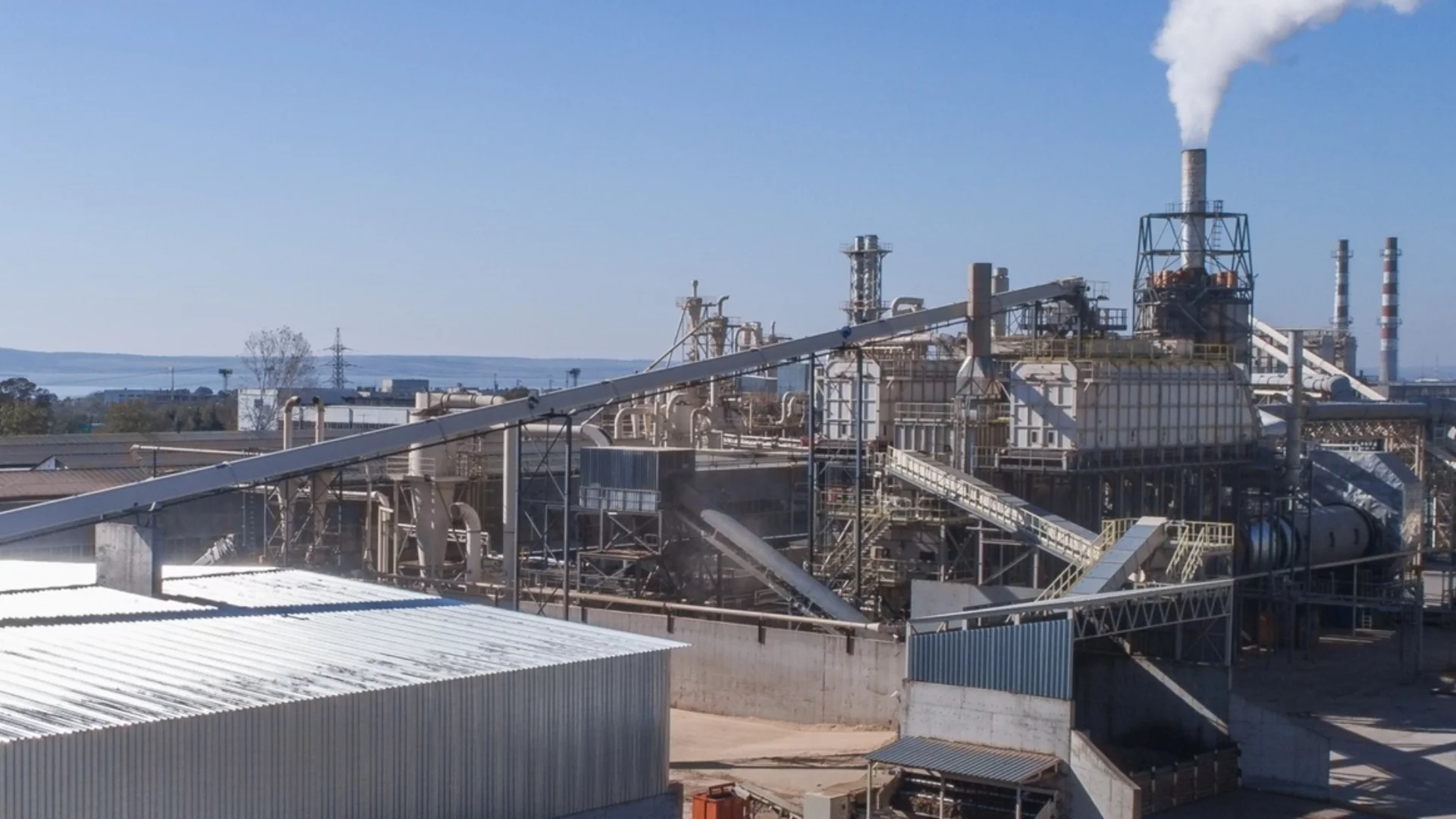 Протест в "Кроношпан" след спирането на производствена линия