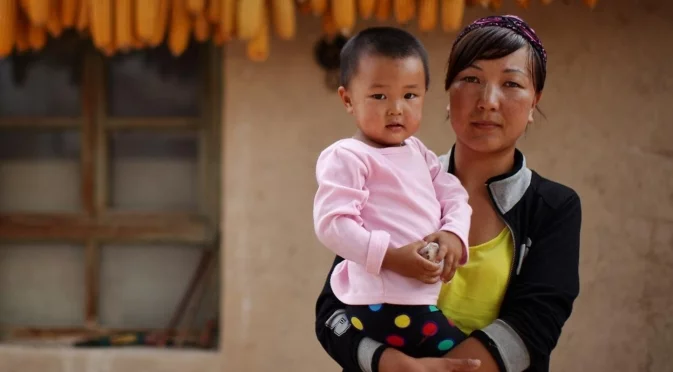 Китай се топи: Раждаемостта удари историческо дъно