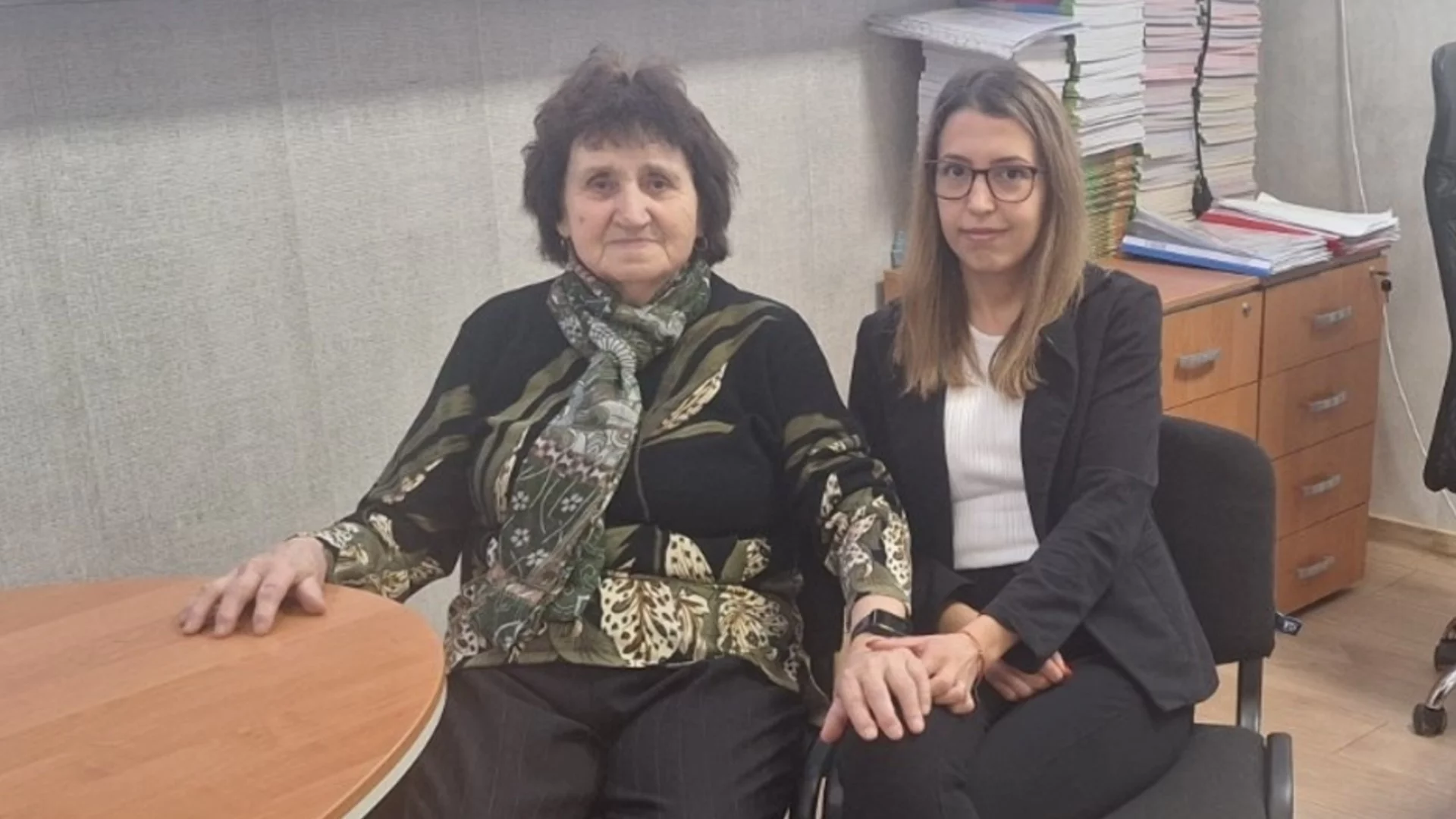 "Оназ си знае, а аз съм добре". Баба Славка и гривната, която следи здравето й