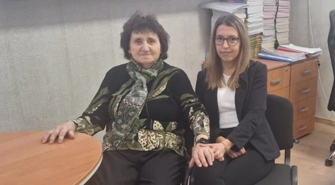 "Оназ си знае, а аз съм добре". Баба Славка и гривната, която следи здравето й