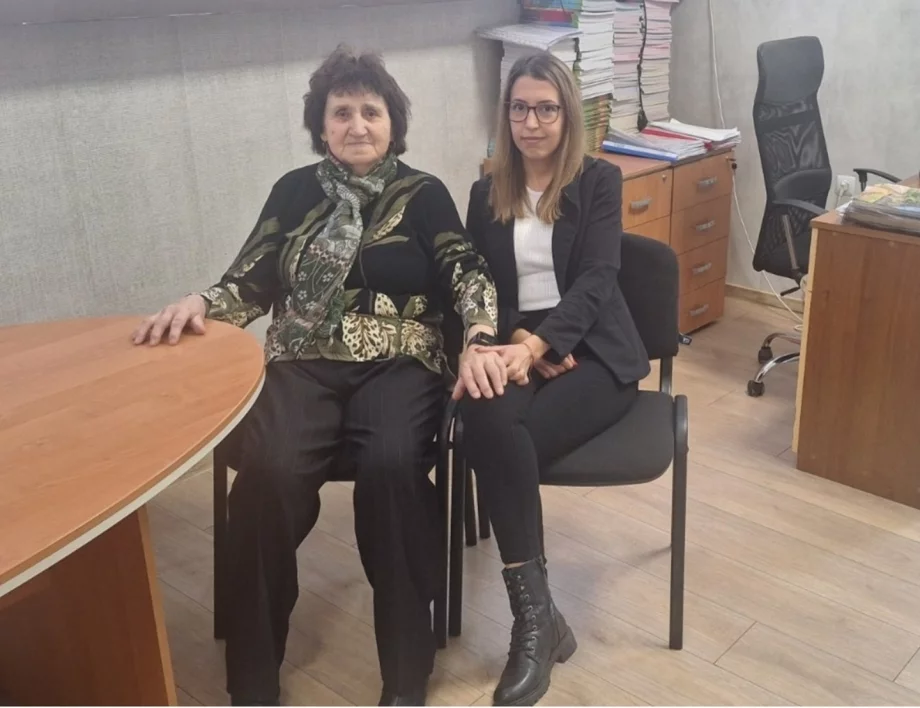 "Оназ си знае, а аз съм добре". Баба Славка и гривната, която следи здравето й