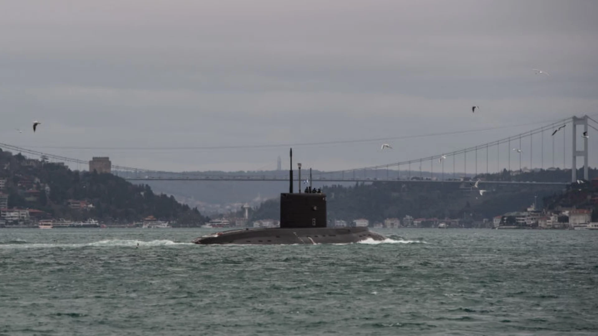 Уж непострадала след атака с дронове руска подводница не мърда вече 36 дни. Руски ТЕЦ гори, пак авиобомби удариха Харков