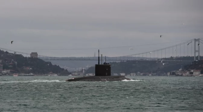 Уж непострадала след атака с дронове руска подводница не мърда вече 36 дни. Руски ТЕЦ гори, пак авиобомби удариха Харков