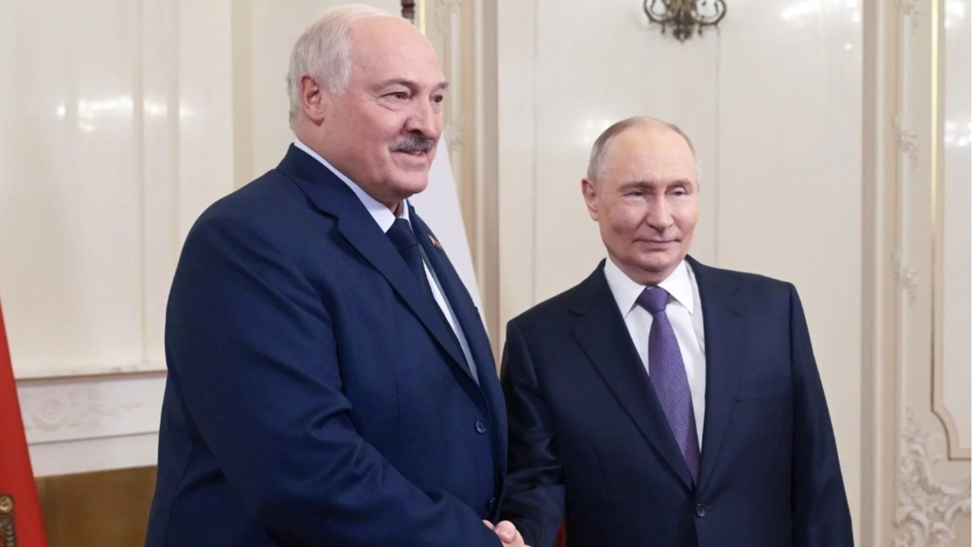 И Лукашенко, пуснал руската армия да нахлуе в Украйна, получи от Тръмп покана за Съвета за мир