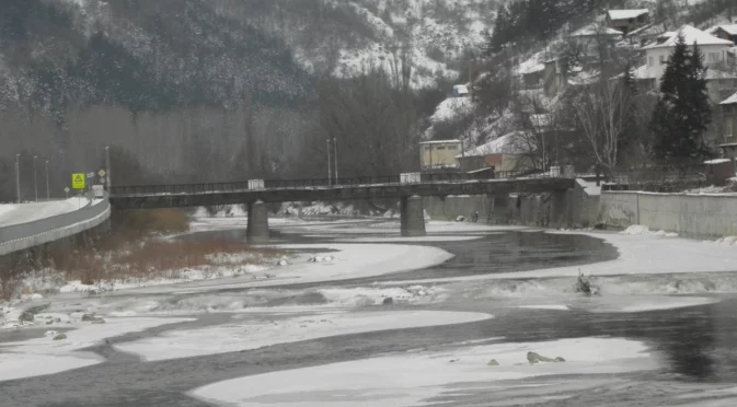 Петгодишно дете падна в ледено езеро в Румъния (ВИДЕО)