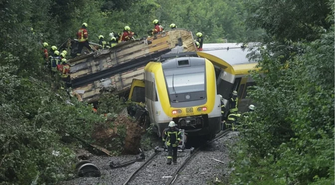 Тежка жп катастрофа с десетки загинали и стотици ранени в Испания (СНИМКИ+ВИДЕО)