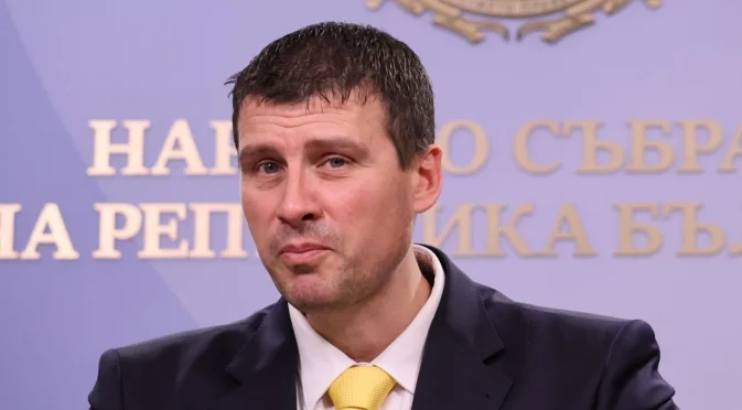 "Величие" с подкрепа и предупреждение: Президентът да внимава кои хора си избира