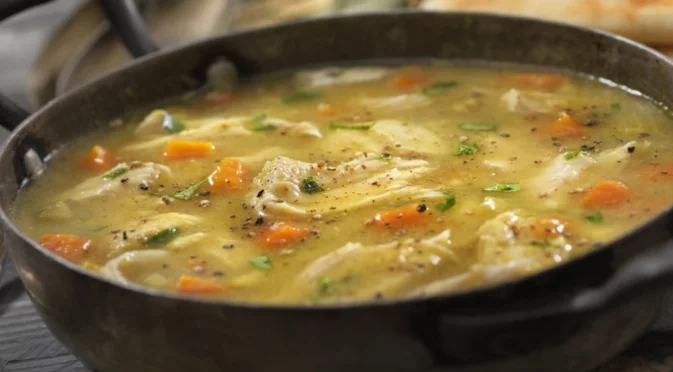 Как да приготвите най-вкусната пилешка супа със златист и ароматен бульон?