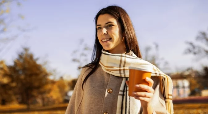 Скрит риск за здравето в сутрешното ви кафе: Какво се отделя от картонените чаши?