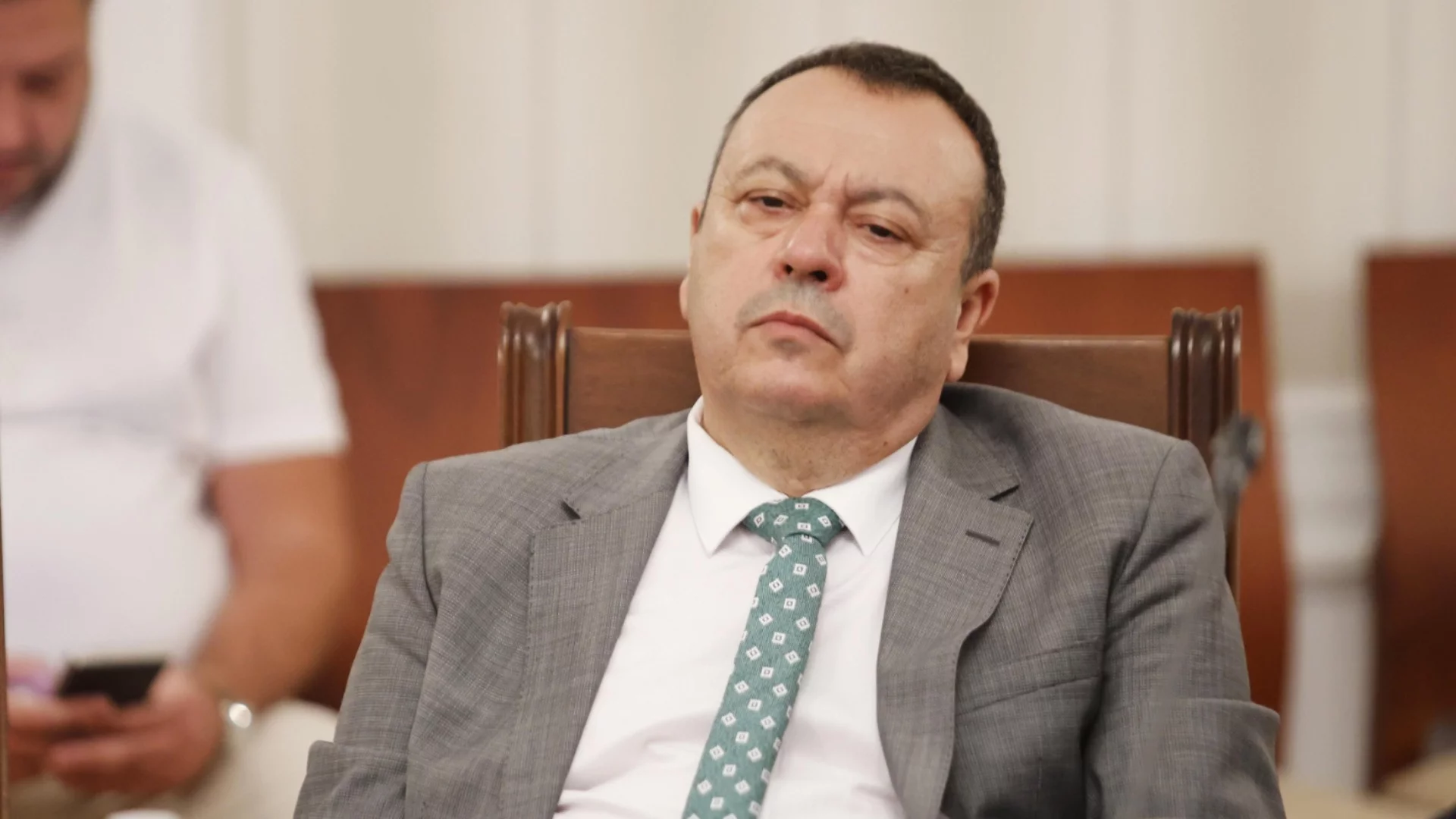 Депутат на Пеевски за президента: Завалията!