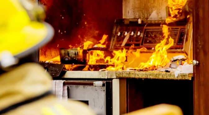 Пожар изпепели фабрика за пластмаса в Гърция (ВИДЕО)