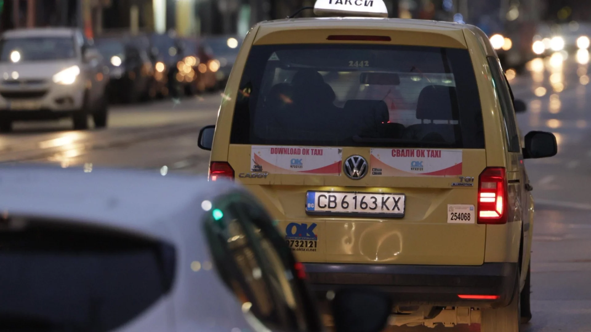 Такси се качи случайно на тротоара: Има пострадал