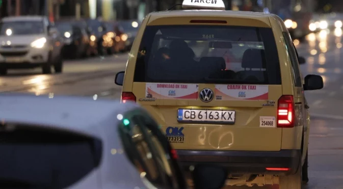 Такси се качи случайно на тротоара: Има пострадал