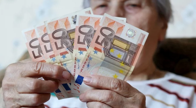 На Бабинден: Овен, Везни+ още 2 зодии „раждат пари“ без болка