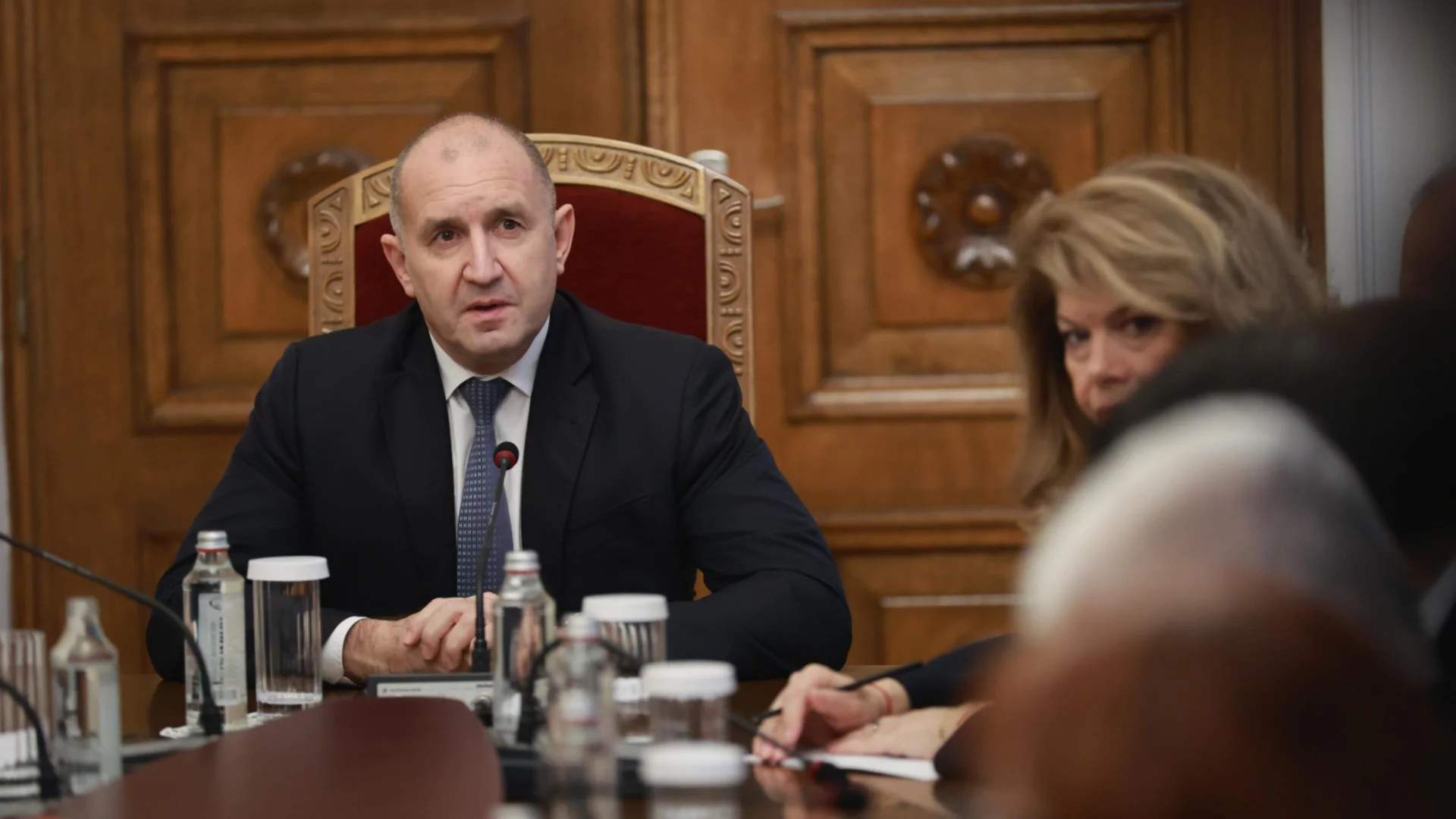 Политическата игра след оставката на Радев: Вижданията на социолозите