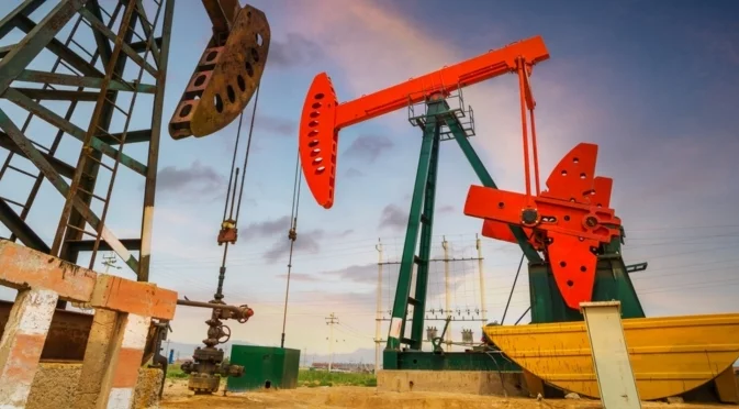 Цената на петрола пое в неочаквана посока заради слабия долар