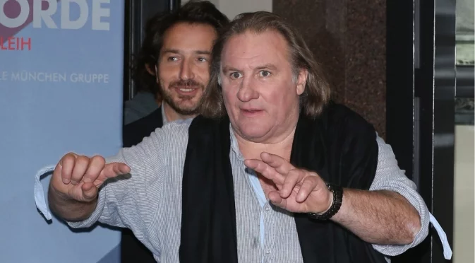 Жерар Депардийо сключи мир с целувка с "краля на папараците"