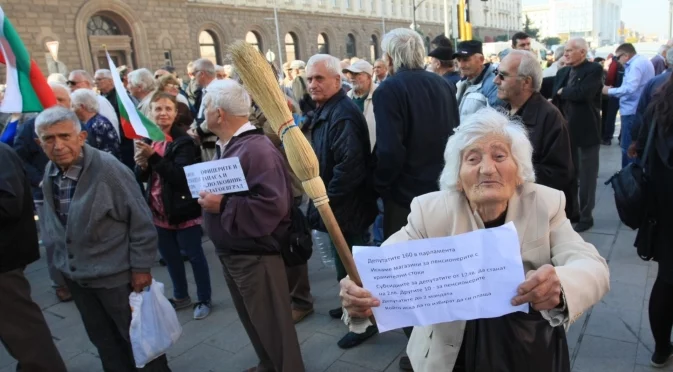 Пенсионерите в еуфория за Радев, но му поставиха условия за подкрепа