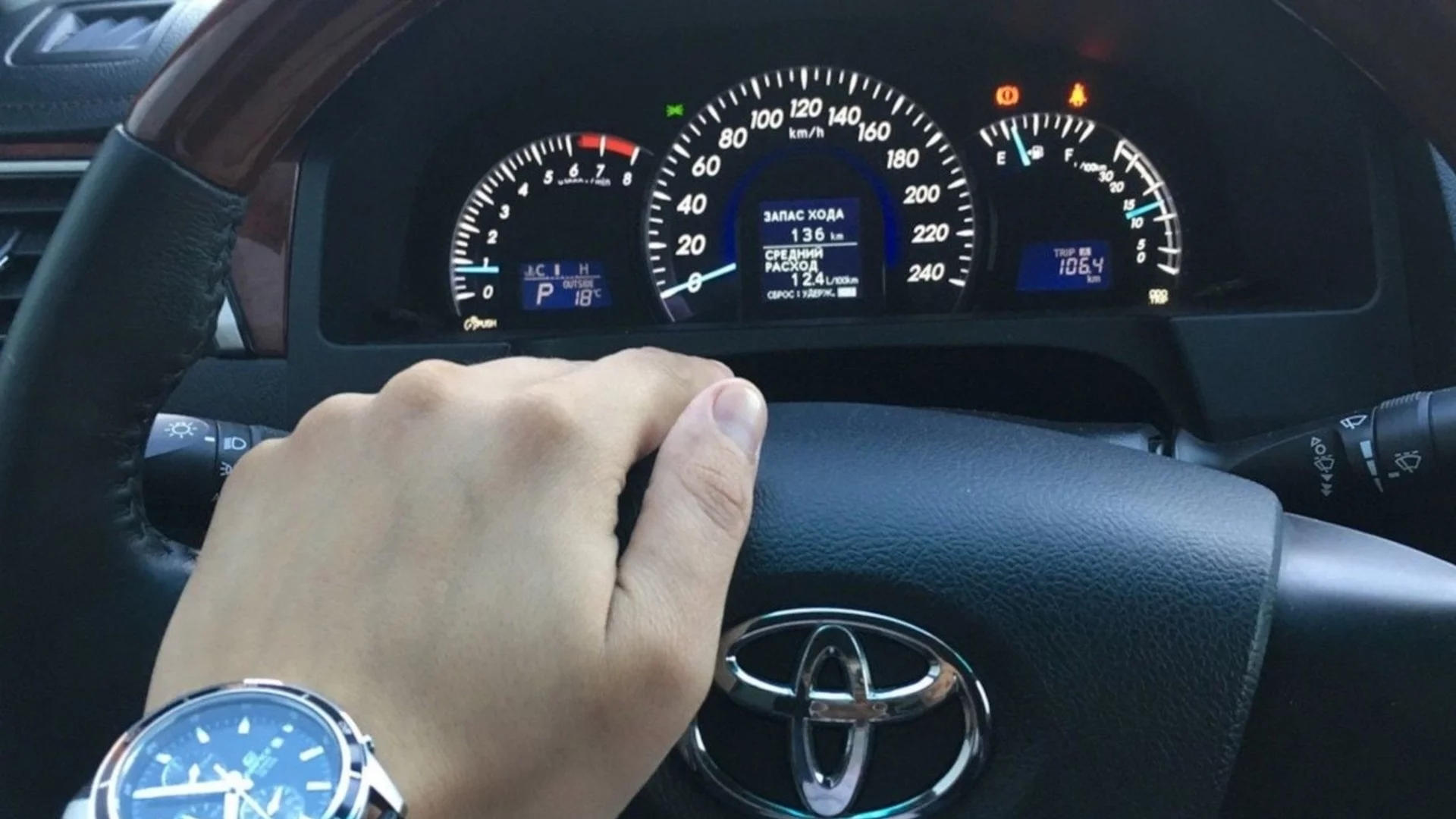 Защо не трябва да стартирате колата си веднага след включване на запалването