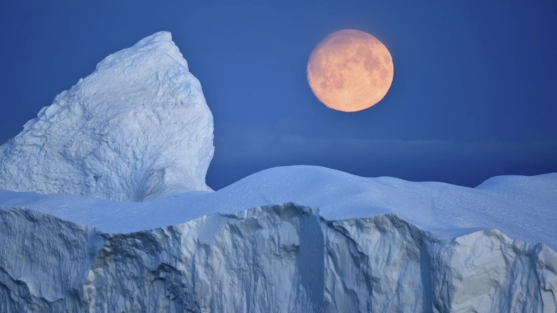 Учени разкриха какво се крие под ледената покривка на Антарктида