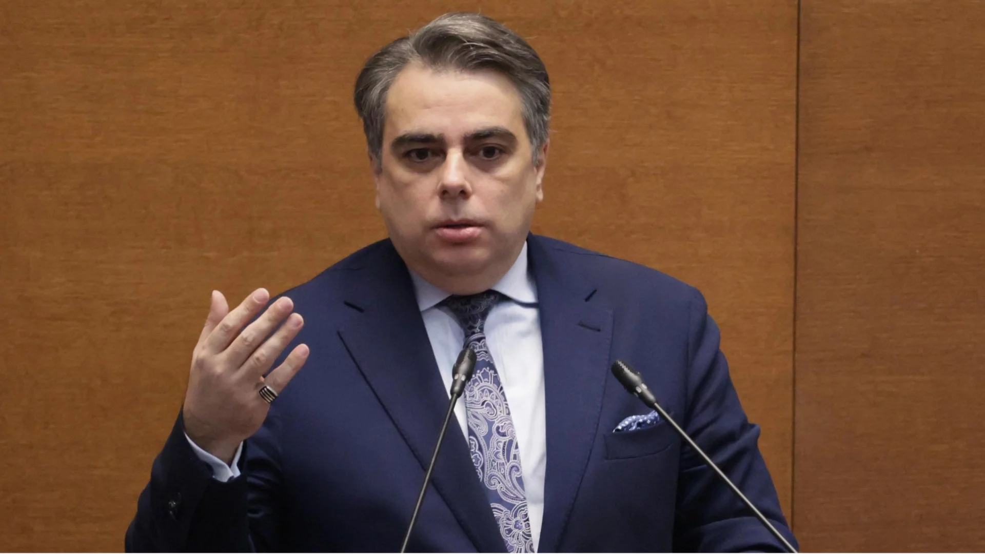 Силна България или по Орбанов модел: Асен Василев пита Радев каква страна иска