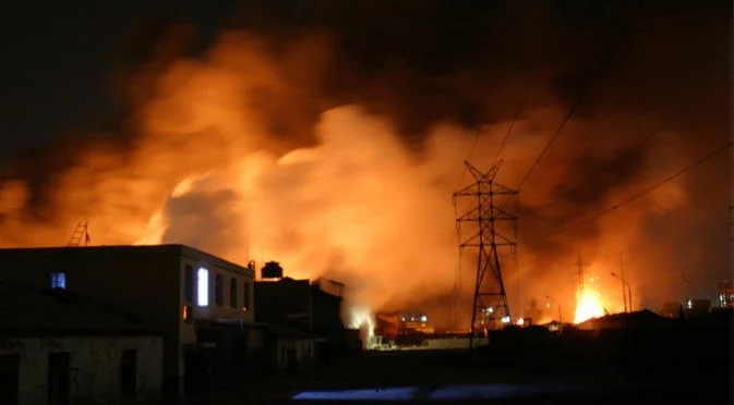 Украйна атакува: Склад за боеприпаси гори в Донецка област, ракета удари жилищен блок (ВИДЕО)