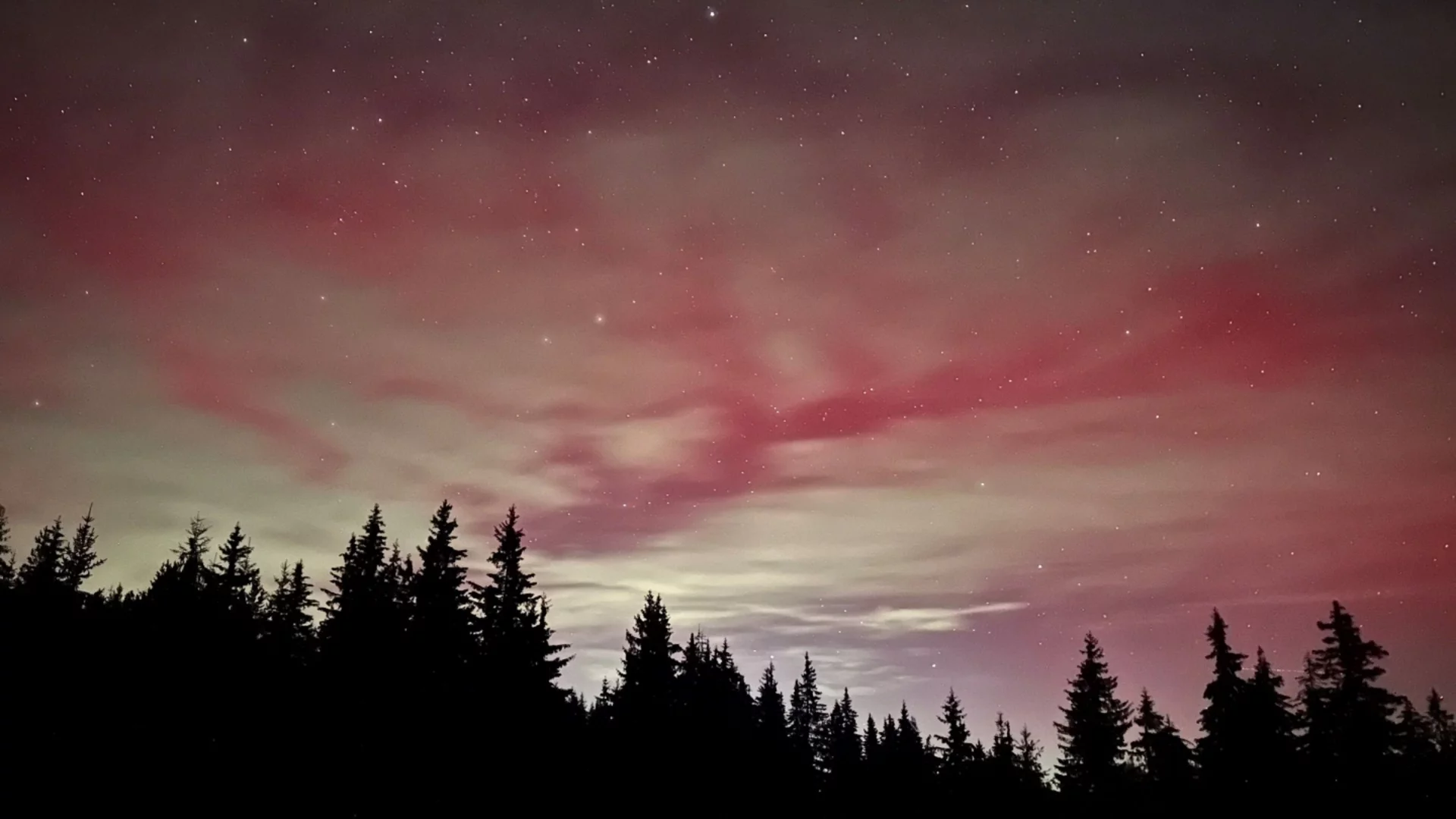 Северно сияние озари половин България (СНИМКИ)