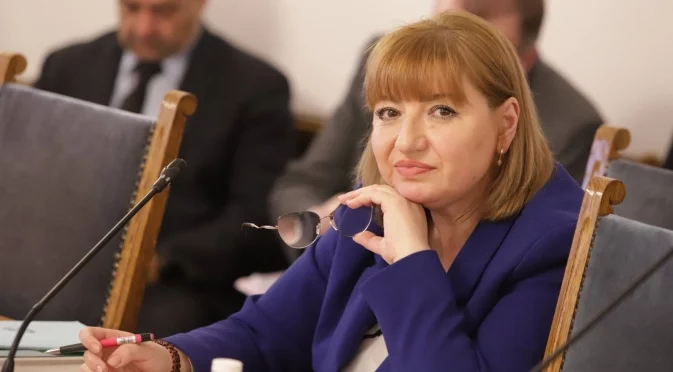 Скандал в правна комисия: Депутат от ГЕРБ нарече ПП-ДБ "бавноразвиващи се" (ВИДЕО)