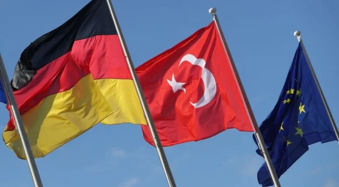 Задържаха 14 души за сваляне на турското знаме