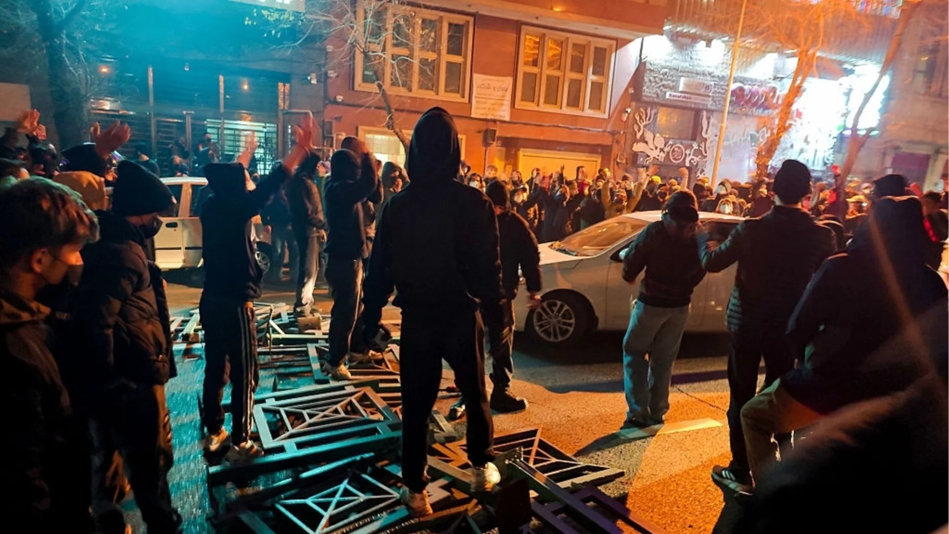 Иран набеляза "мишени" и извън протестиращите - режимът удря тези, които го крепят