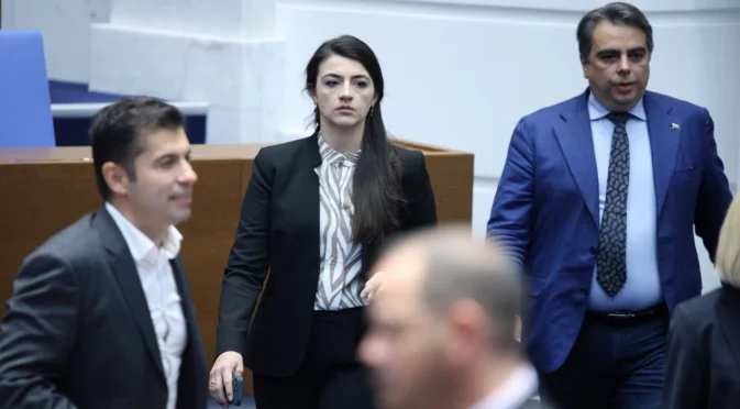 "Една млада и силна жена превъзхождаше критици комплексари" и "загуба за демократичната общност": Реакции след оттеглянето на Бориславова