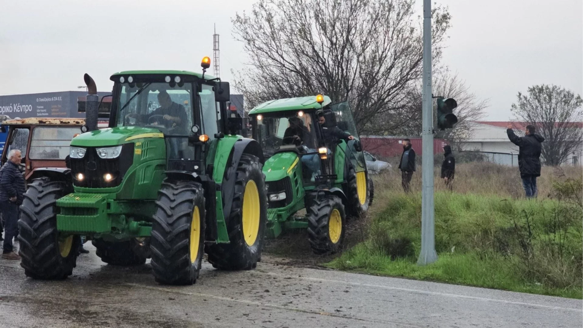 След седмици на напрежение и блокади: Гръцките фермери отслабват натиска