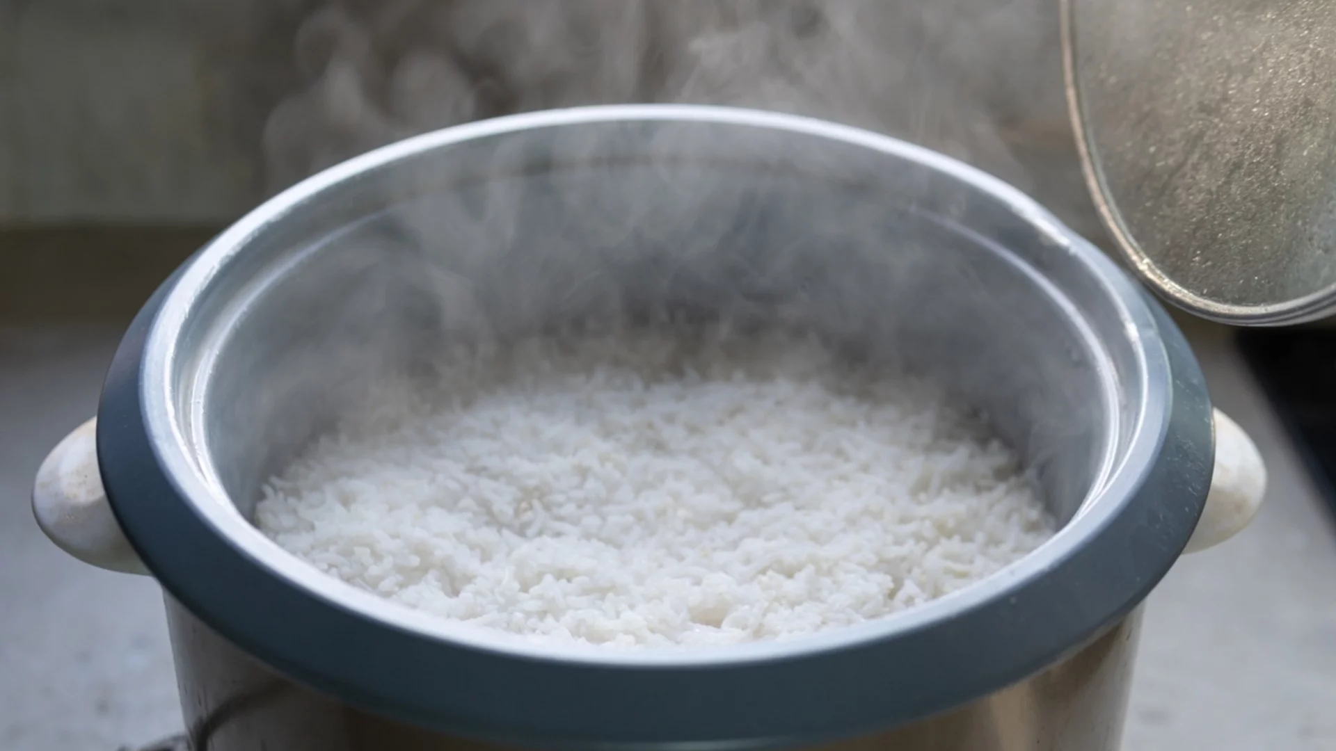 Какво се слага първо при готвене на ориз – вода, мазнина или сол