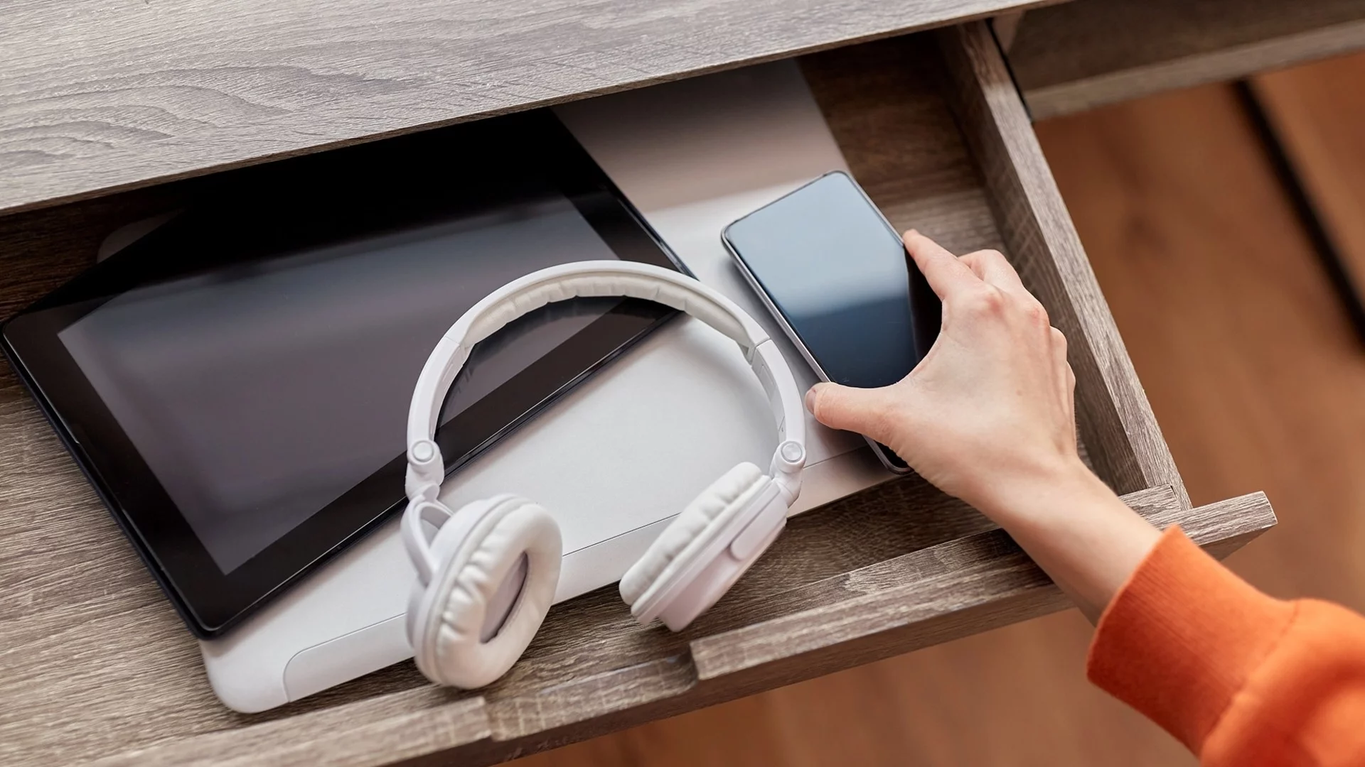 Все по-малко българи пазят старите си телефони у дома