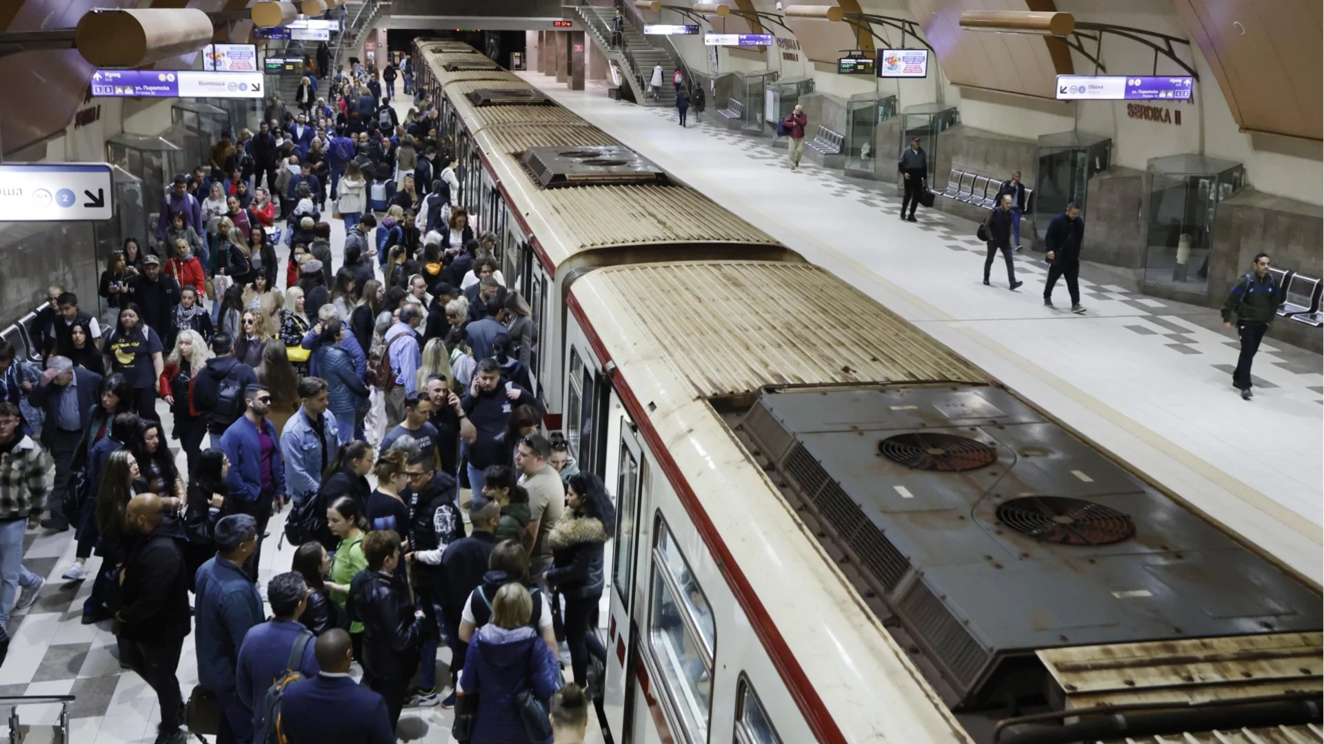 Охранители на столичното метро пият, спят и играят игри: "Метрополитен" иска МВР да провери (СНИМКИ)