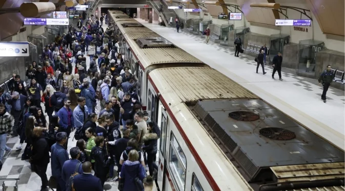 Охранители на столичното метро пият, спят и играят игри: "Метрополитен" иска МВР да провери (СНИМКИ)