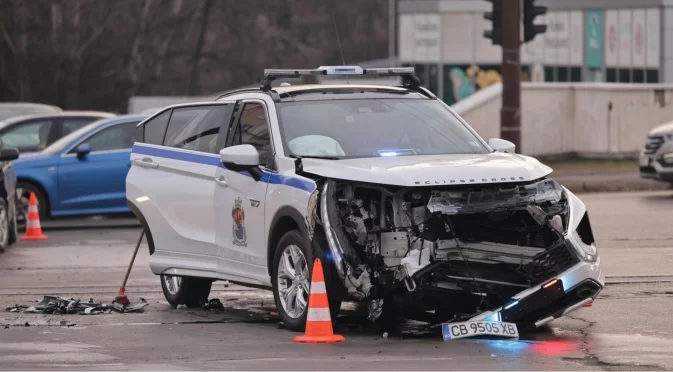 Катастрофа с кола на Столична община при НДК (ВИДЕО)