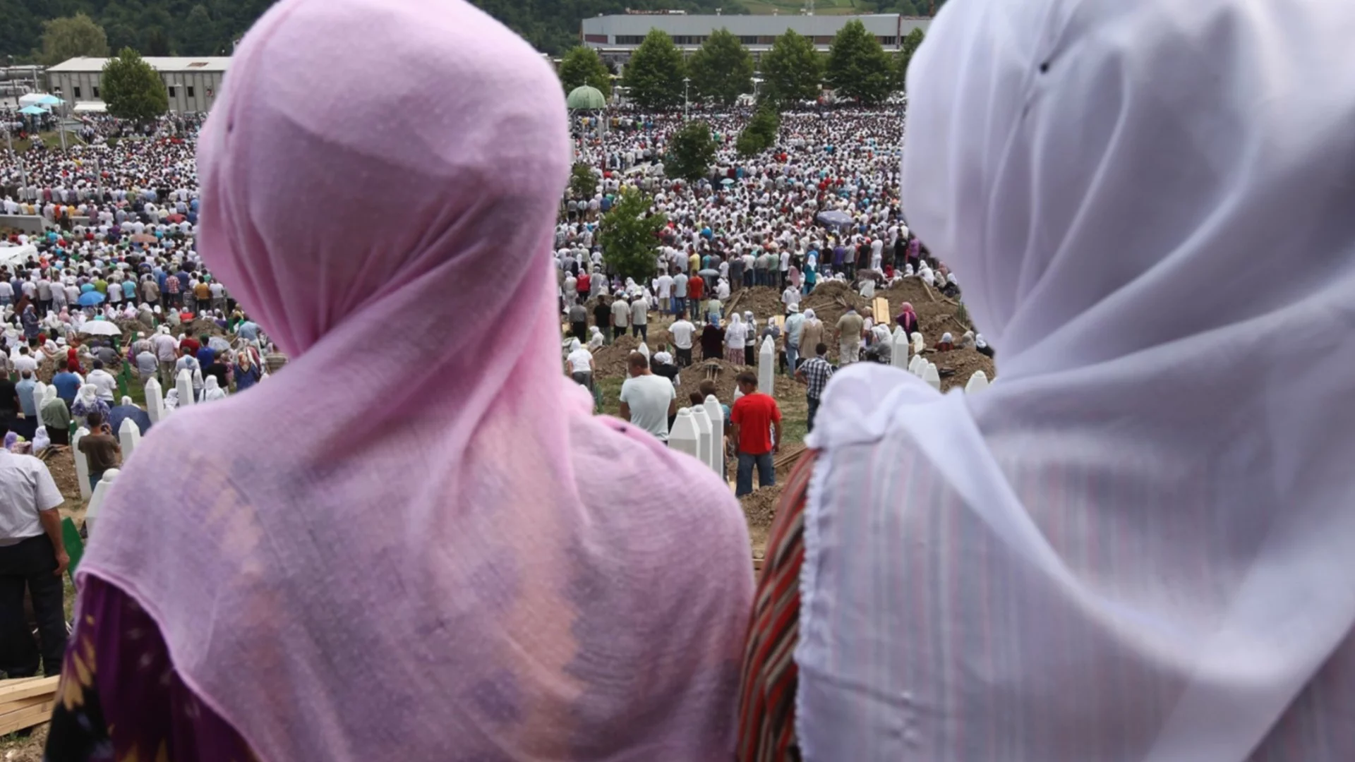 Сръбска провокация на мемориала в Сребреница (СНИМКА) 