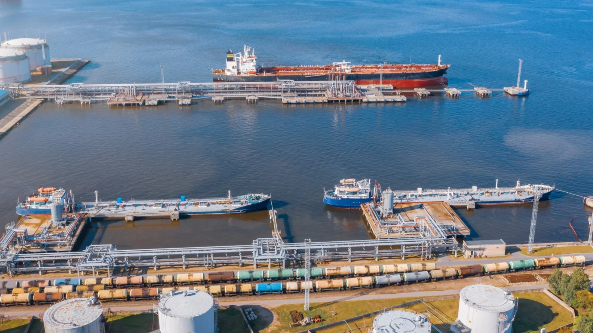 Все повече компании се отказват: Индия рязко съкрати купуването на руски петрол