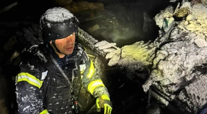 Двама техници мъртви от изтощение: Критична ситуация в Киев с тока, над половин милион са напуснали града за дни