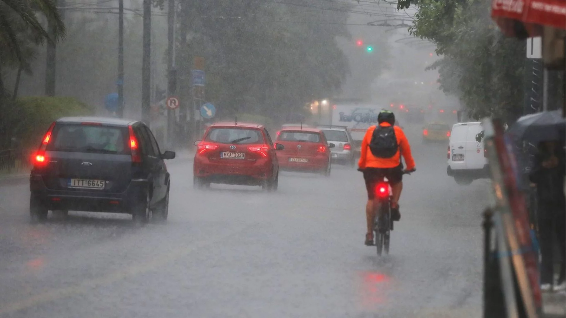 Лошото време затвори училищата в Гърция