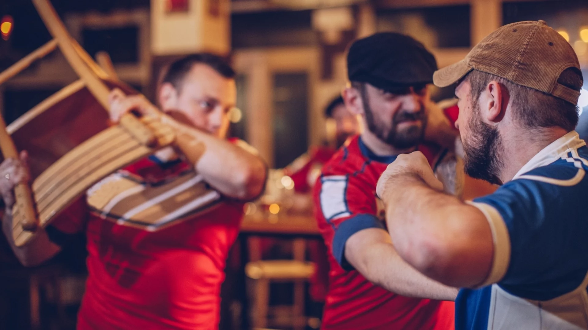 Кръчмарска свада и побой: Пострадали са жена и трима мъже