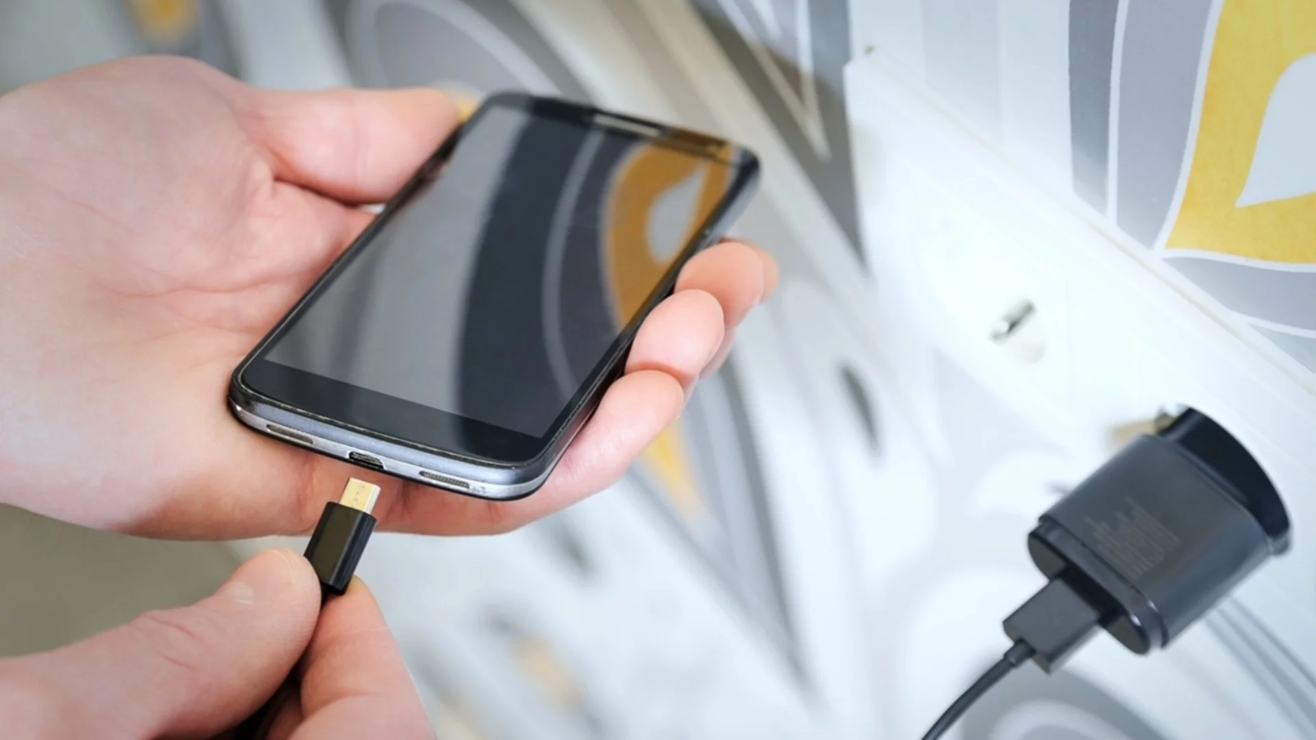 Защо нощното зареждане "убива" смартфона ви?