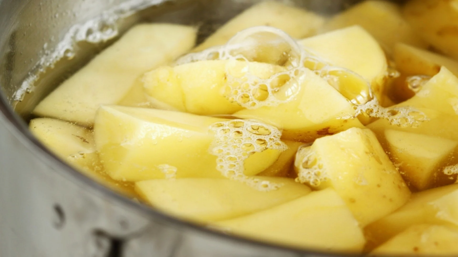 Добавете една лъжица към врящите картофи: Ще омекнат по-бързо, а вкусът ще ви зарадва